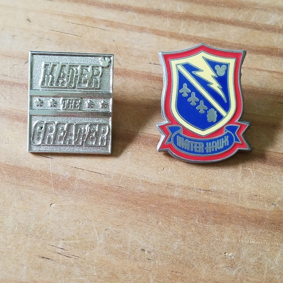 Set of two cars Disney pins hidden Mickeys - Picture 1 of 4